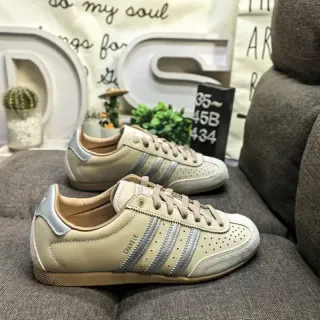 Adidas भूरा चांदी कम ऊँचाई छिद्रित अंगुली लाइफस्टाइल स्नीकर