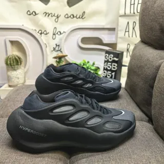Adidas أسود أحادي التصميم منحور موجي وسط الكعب حذاء سميك