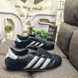 Adidas 黑色白色 无鞋带 拖鞋 绗缝皮革上部 室内足球鞋