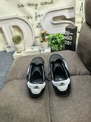 Adidas أسود أبيض بدون لاسة سهل الارتداء مبطن جلد علوي أحذية كرة قدم داخلية 8