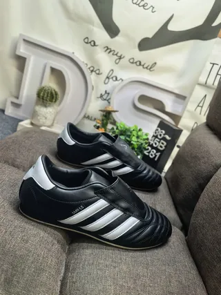 Adidas أسود أبيض بدون لاسة سهل الارتداء مبطن جلد علوي أحذية كرة قدم داخلية 9