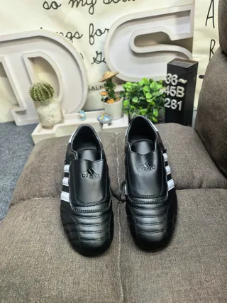 Adidas أسود أبيض بدون لاسة سهل الارتداء مبطن جلد علوي أحذية كرة قدم داخلية 10
