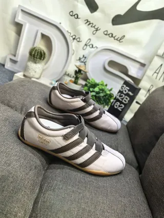 Adidas Chaussures Lifestyle Noires Blanches Sans Lacets Fermeture par Sangle Trois Bandes 19
