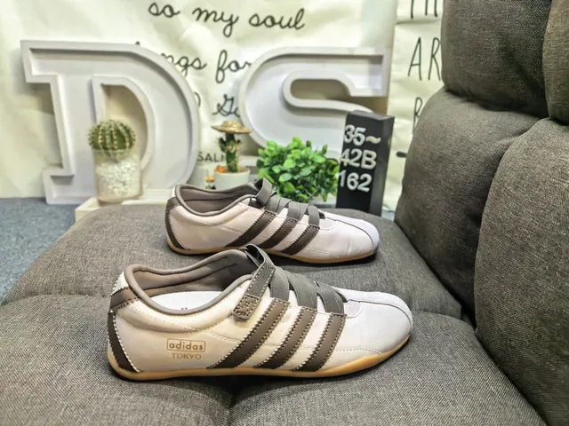 Adidas Chaussures Lifestyle Noires Blanches Sans Lacets Fermeture par Sangle Trois Bandes 21