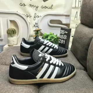 Adidas काले और सफेद चमड़े के ऊपरी हिस्से के तीन पट्टियों वाले लाइफस्टाइल स्नीकर