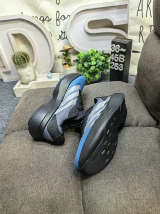 Adidas Bleu Noir Haut en maille Engineered Trois rayures Branding latéral Chaussures de running 6