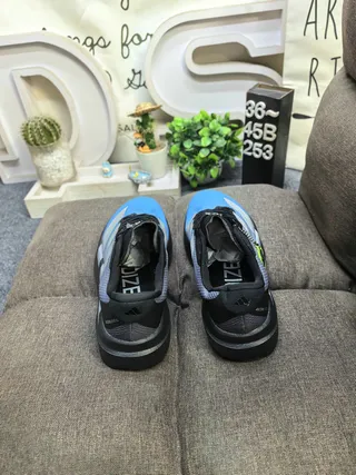 Adidas Bleu Noir Haut en maille Engineered Trois rayures Branding latéral Chaussures de running 8