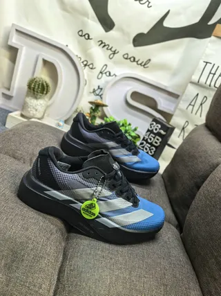Adidas Bleu Noir Haut en maille Engineered Trois rayures Branding latéral Chaussures de running 9