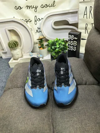 Adidas Bleu Noir Haut en maille Engineered Trois rayures Branding latéral Chaussures de running 10