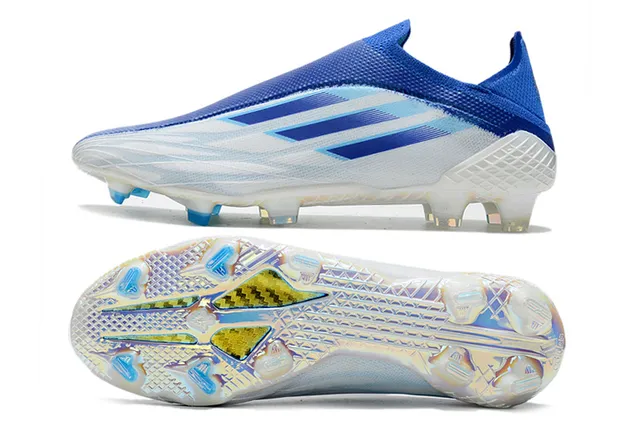 Adidas Chaussures de football bleu rose semelle holographique iridescente upper sock-fit coupe basse terrain ferme 22