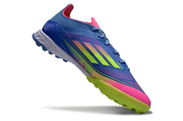 Adidas Chaussures de football bleu rose à tige synthétique à la coupe basse avec détails de rayures dégradées pour gazon artificiel 2