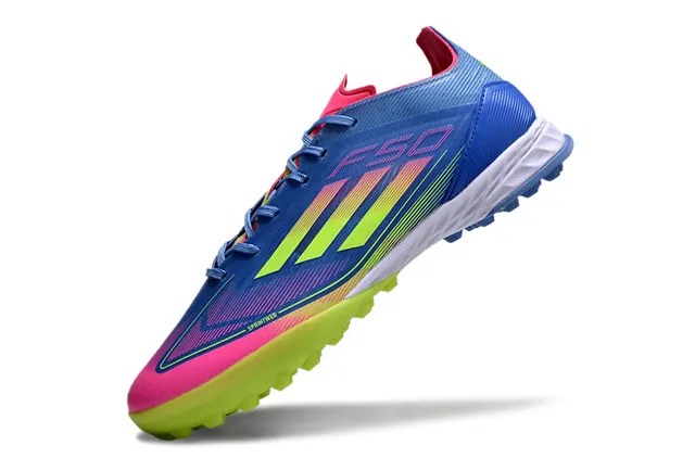 Adidas Chaussures de football bleu rose à tige synthétique à la coupe basse avec détails de rayures dégradées pour gazon artificiel 3