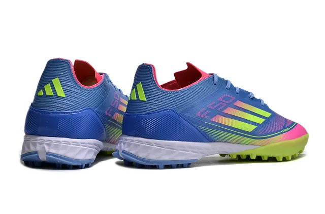 Adidas Chaussures de football bleu rose à tige synthétique à la coupe basse avec détails de rayures dégradées pour gazon artificiel 5