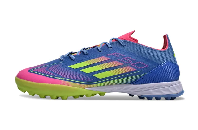 Adidas Chaussures de football bleu rose à tige synthétique à la coupe basse avec détails de rayures dégradées pour gazon artificiel 7