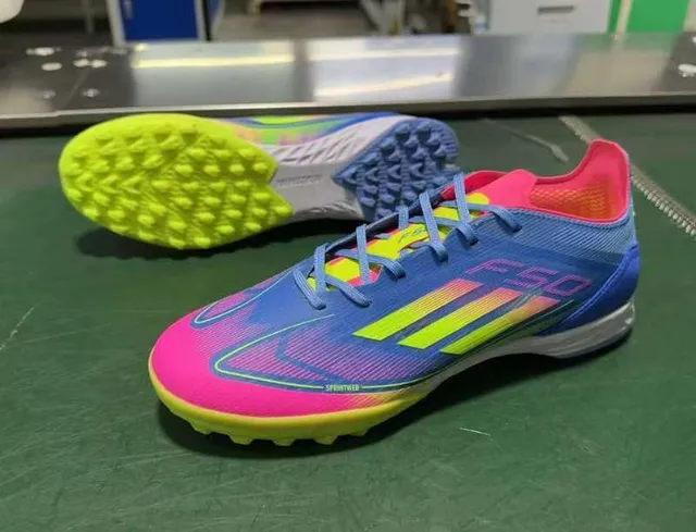 Adidas Chaussures de football bleu rose à tige synthétique à la coupe basse avec détails de rayures dégradées pour gazon artificiel 8