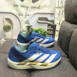 Adidas नीली सफेद स्वर्ण प्रदर्शन स्नीकर्स
