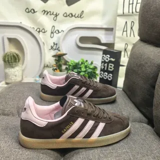 Adidas Gazelle भूरा और गुलाबी सूड लाइफस्टाइल स्नीकर