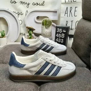 Adidas Gazelle Off-White और Navy लाइफस्टाइल स्नीकर