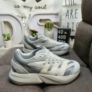 Adidas ग्रे भूरा जाली और सुड हाइब्रिड ऊपरी भाग नक्काशीदार मोटा मिडसोल जीवनशैली स्नीकरज़