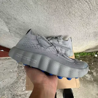 Adidas ग्रे ब्यू सॉक-फिट निट अपर स्कल्प्टेड पर्फोरेटेड मिडसोल स्नीकर्स