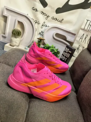Adidas Rose Orange Profil bas Silhouette de course Tige en maille ingénierie Chaussures de course 9
