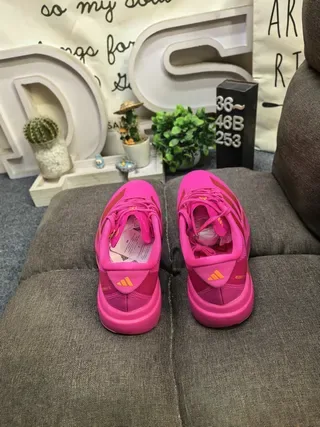 Adidas Pink Red Vibrant Monochrome Upper Three-Tone Stripe Design Running Shoes 8