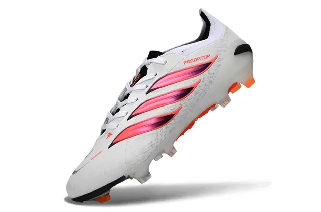Adidas Predator Sapatos de futebol brancos e rosas de baixo corte com upper de malha degradável, três tiras, para terreno firme 3