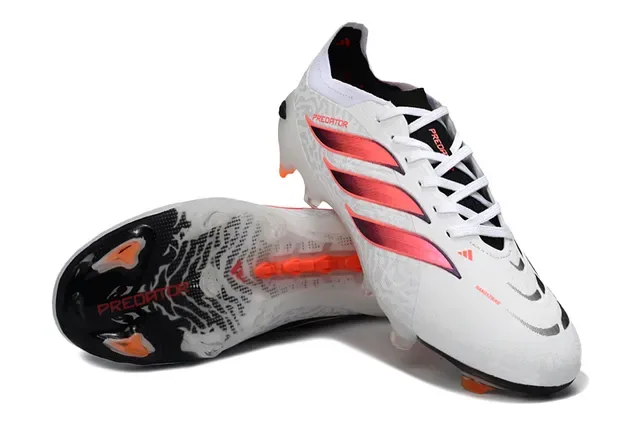 Adidas Predator Sapatos de futebol brancos e rosas de baixo corte com upper de malha degradável, três tiras, para terreno firme 4