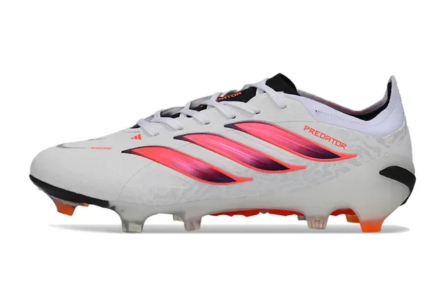 Adidas Predator Sapatos de futebol brancos e rosas de baixo corte com upper de malha degradável, três tiras, para terreno firme 7