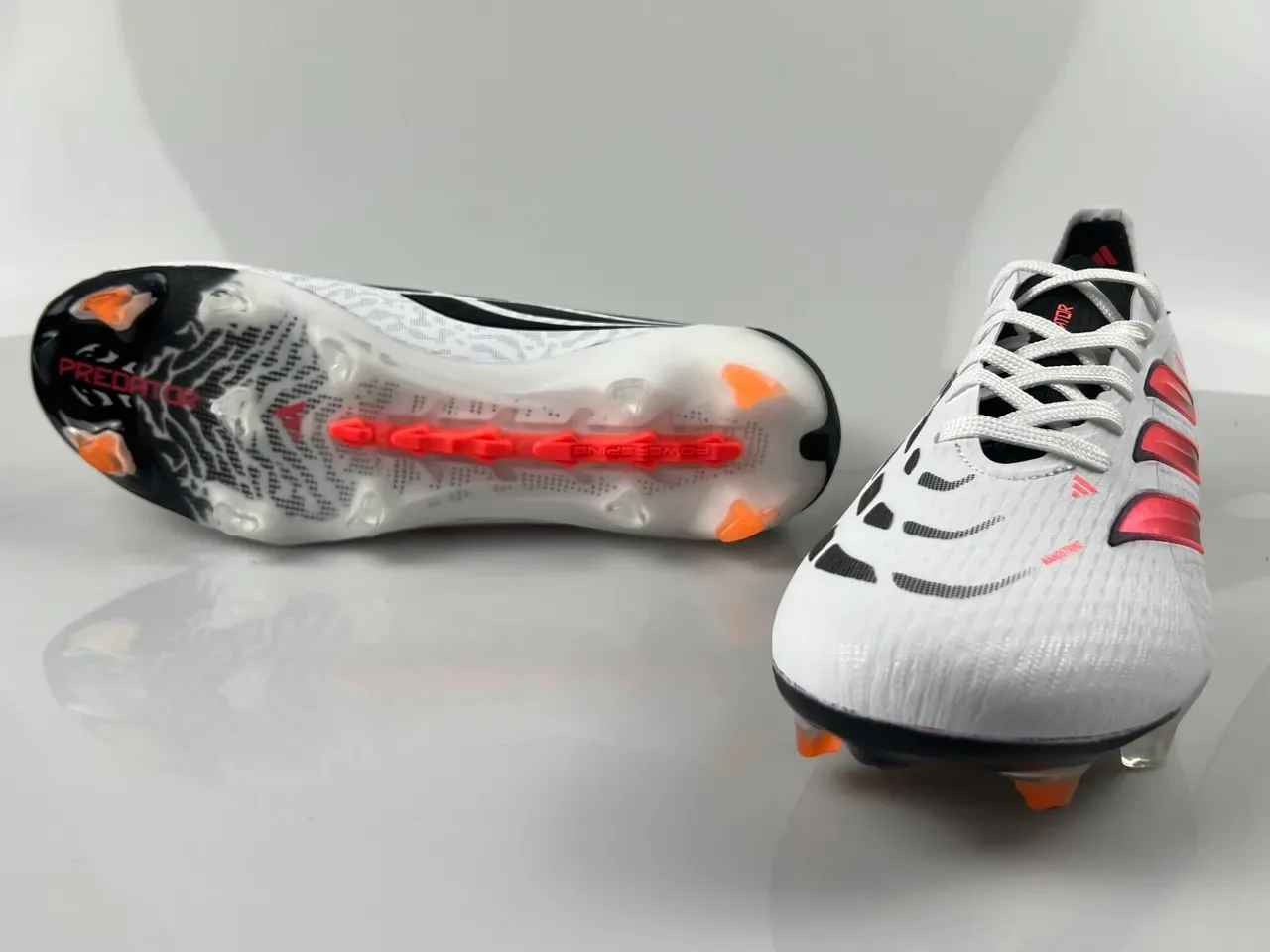 Adidas Predator Sapatos de futebol brancos e rosas de baixo corte com upper de malha degradável, três tiras, para terreno firme 8