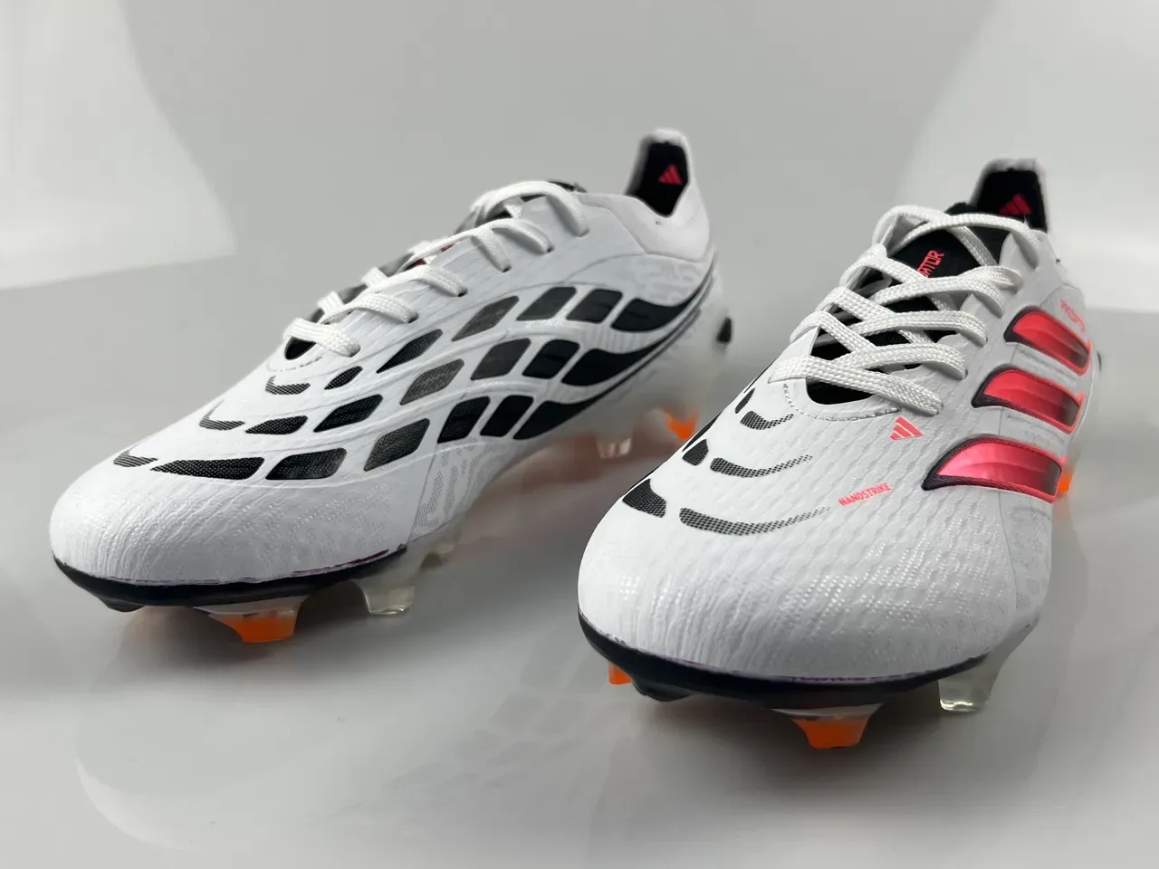 Adidas Predator Sapatos de futebol brancos e rosas de baixo corte com upper de malha degradável, três tiras, para terreno firme 10