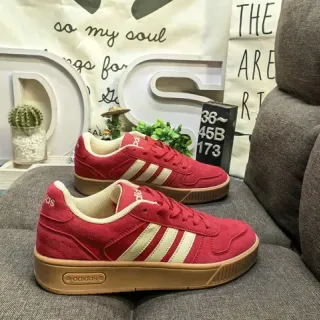 Adidas लाल भूरा सुड ऊपरी तीन स्ट्राइप साइड पैनल लाइफस्टाइल स्नीकर्स