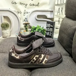 Adidas Samba भूरी बहुरंगी जिराफ प्रिंट एक्सेंट चमड़ा लाइफस्टाइल स्नीकर