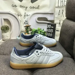 Adidas Samba हल्का ग्रे और नेवी लाइफस्टाइल स्नीकर्स