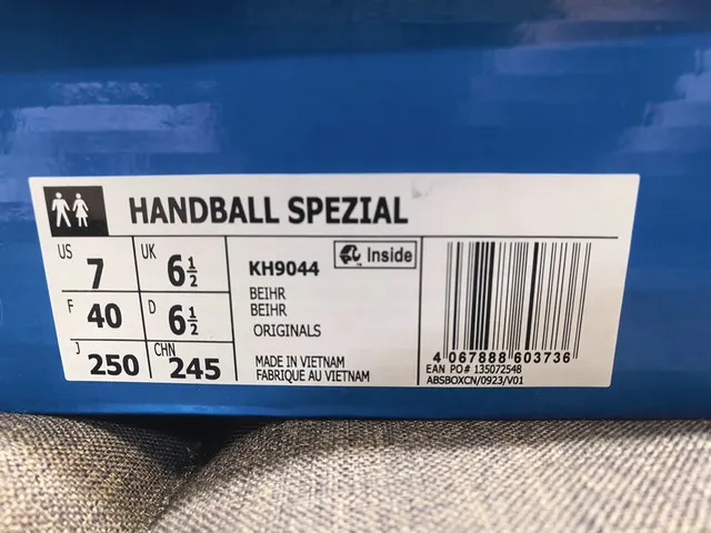 Adidas Samba OG 奶油白和红色生活方式运动鞋 2