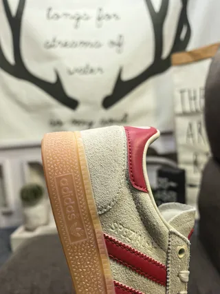 Adidas Samba OG 奶油白和红色生活方式运动鞋 3