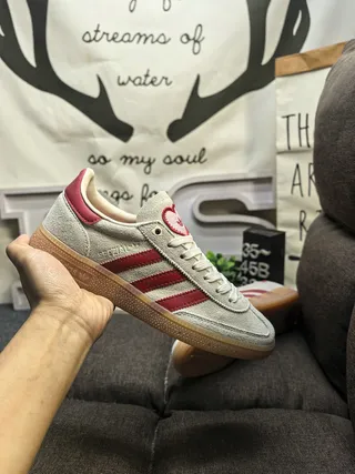 Adidas Samba OG 奶油白和红色生活方式运动鞋 5