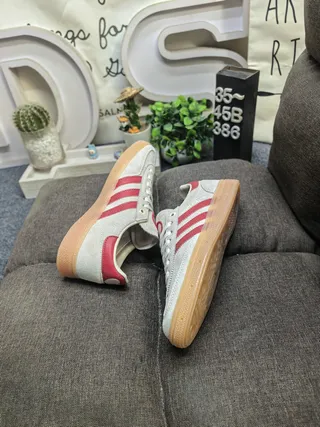 Adidas Samba OG 奶油白和红色生活方式运动鞋 6
