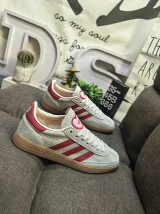 Adidas Samba OG 奶油白和红色生活方式运动鞋 9