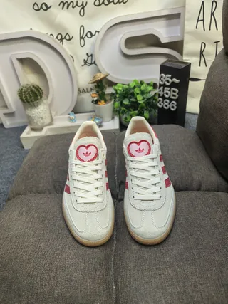 Adidas Samba OG 奶油白和红色生活方式运动鞋 10