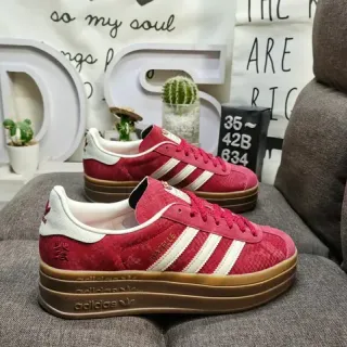 Adidas Samba लाल और सफेद लाइफस्टाइल स्नीकर
