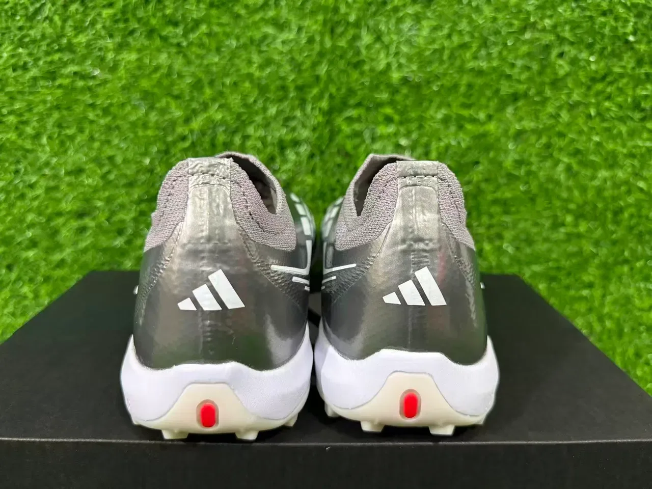 Chaussures de football Adidas Argent Rouge Métallisé Synthétique Rayures Blanches Trois Superposition Gazon 2
