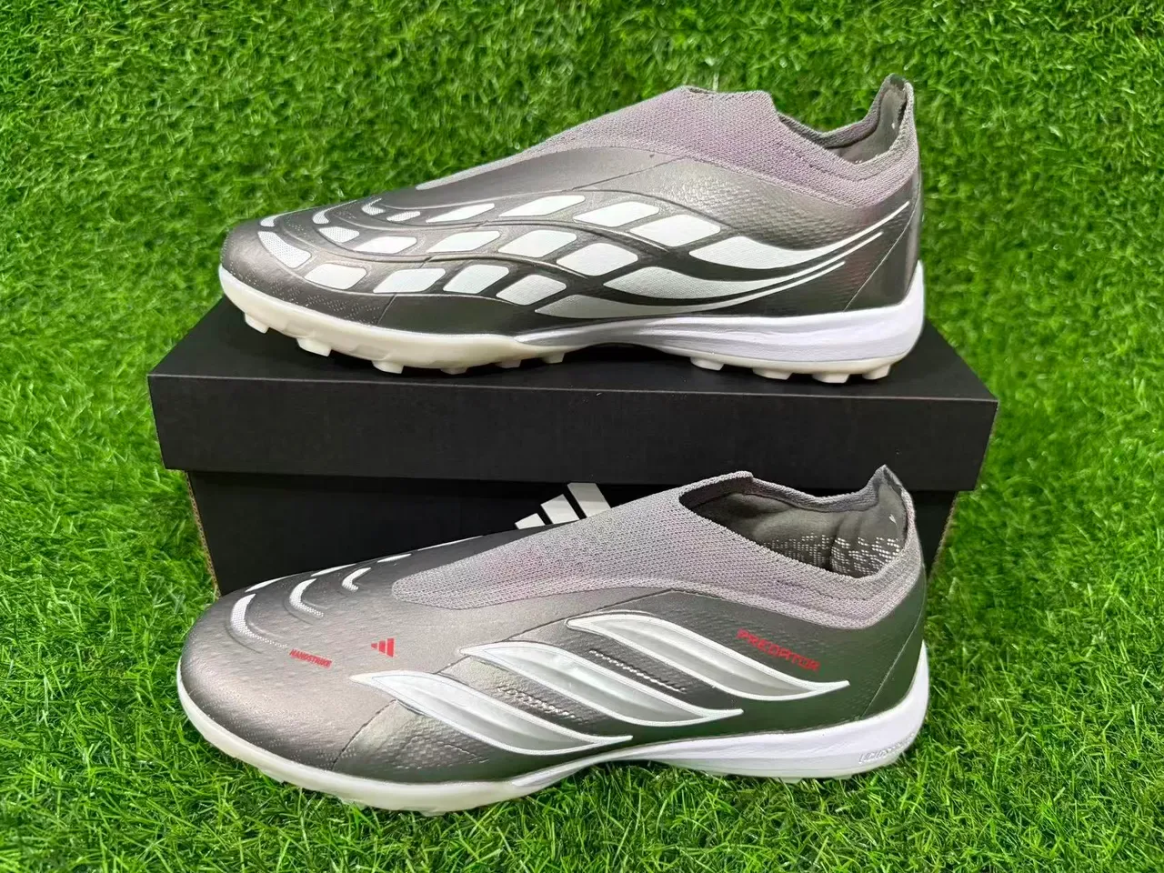 Chaussures de football Adidas Argent Rouge Métallisé Synthétique Rayures Blanches Trois Superposition Gazon 3