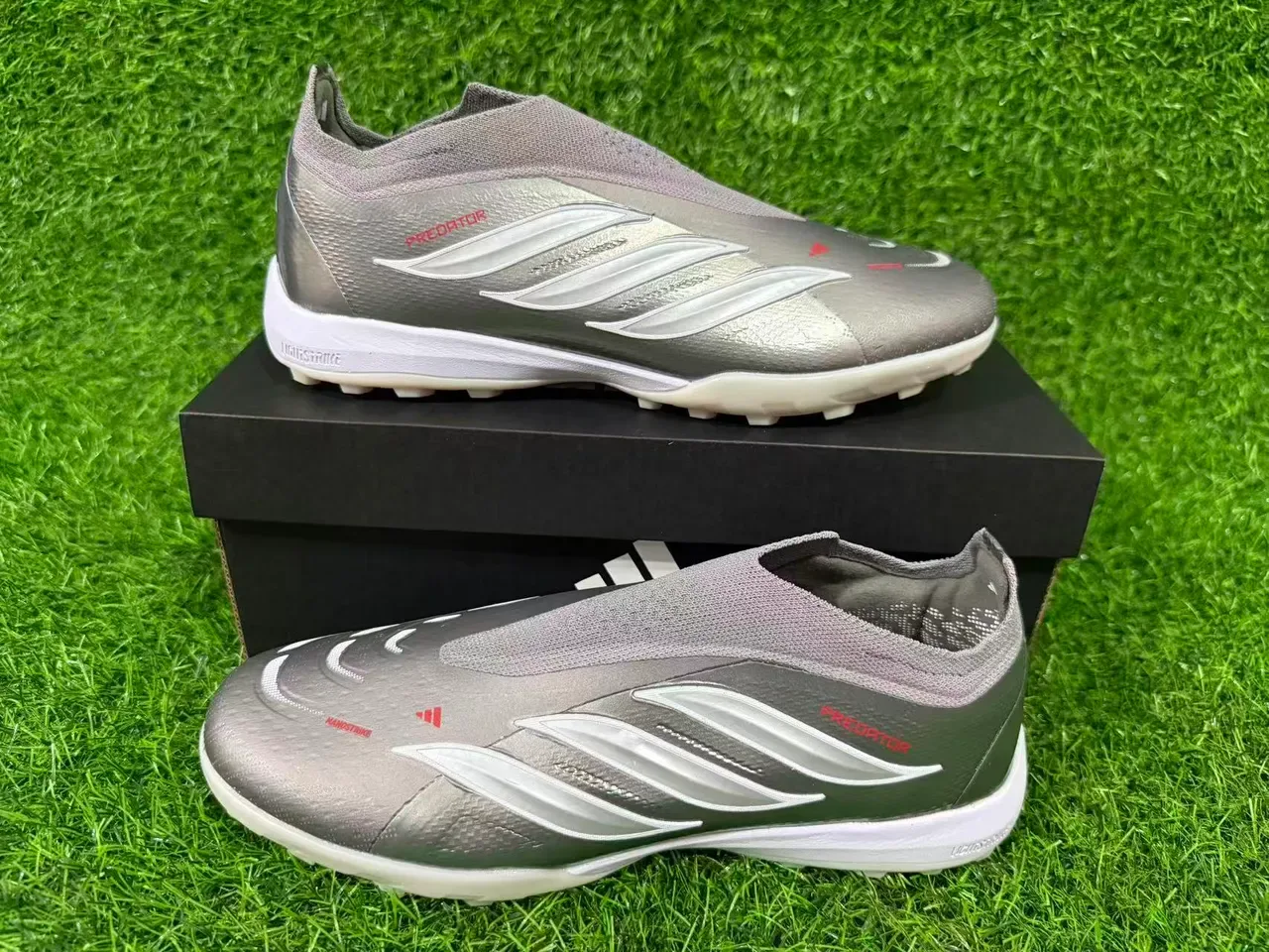 Chaussures de football Adidas Argent Rouge Métallisé Synthétique Rayures Blanches Trois Superposition Gazon 4