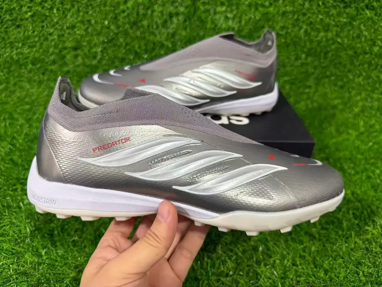 Chaussures de football Adidas Argent Rouge Métallisé Synthétique Rayures Blanches Trois Superposition Gazon 5