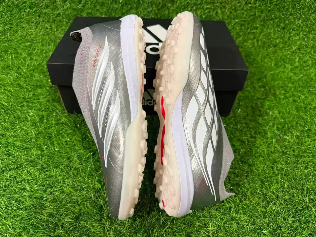 Chaussures de football Adidas Argent Rouge Métallisé Synthétique Rayures Blanches Trois Superposition Gazon 6