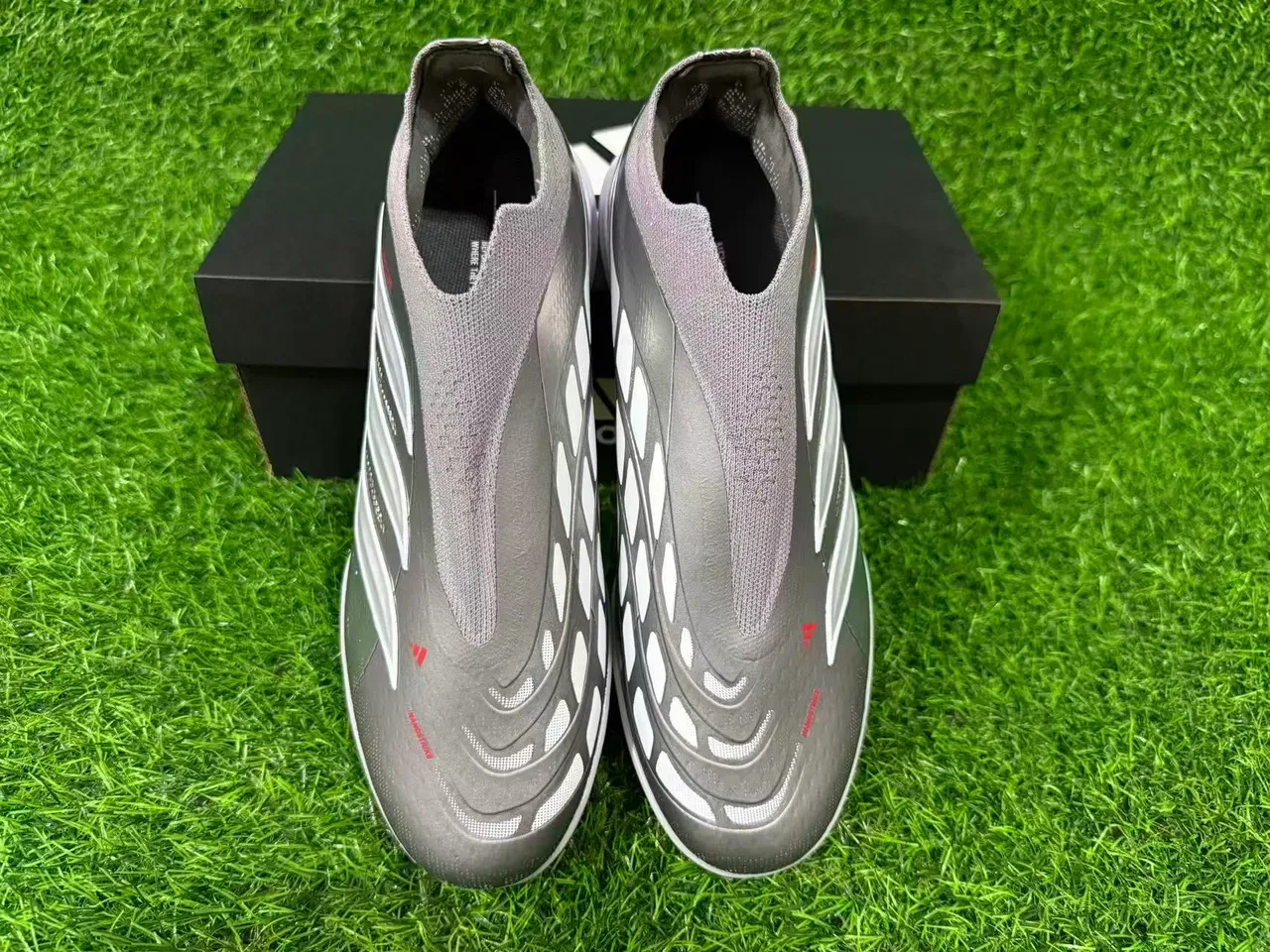 Chaussures de football Adidas Argent Rouge Métallisé Synthétique Rayures Blanches Trois Superposition Gazon 7