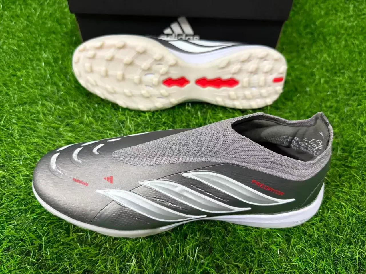 Chaussures de football Adidas Argent Rouge Métallisé Synthétique Rayures Blanches Trois Superposition Gazon 8