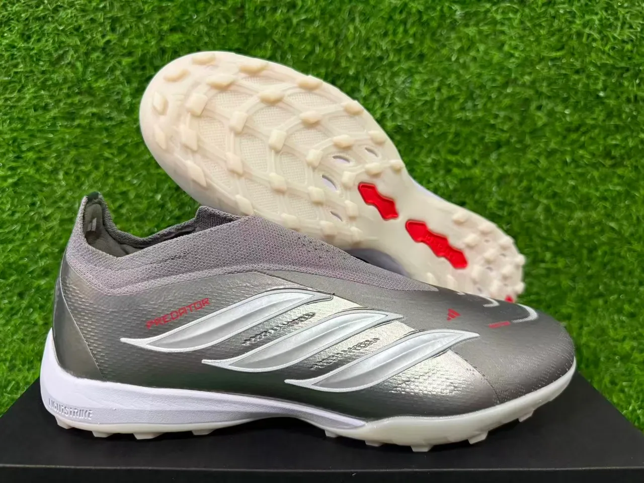 Chaussures de football Adidas Argent Rouge Métallisé Synthétique Rayures Blanches Trois Superposition Gazon 9
