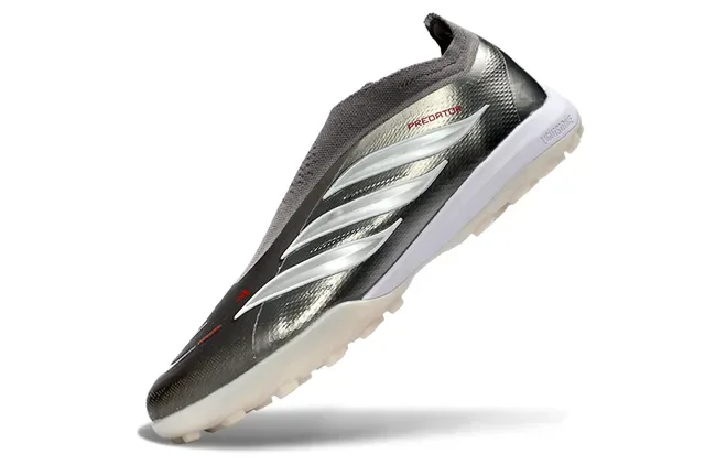 Chaussures de football Adidas Argent Rouge Métallisé Synthétique Rayures Blanches Trois Superposition Gazon 11